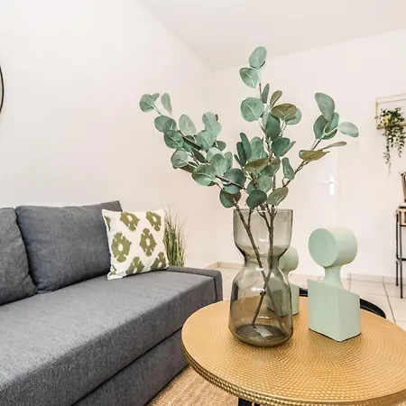 3-zimmer-wohnung Nahe City, Bis 5 Personen, Smarttv, Wifi, Balkon *