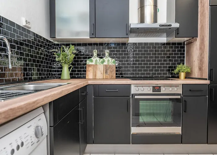 3-zimmer-wohnung Nahe City, Bis 5 Personen, Smarttv, Wifi, Balkon *